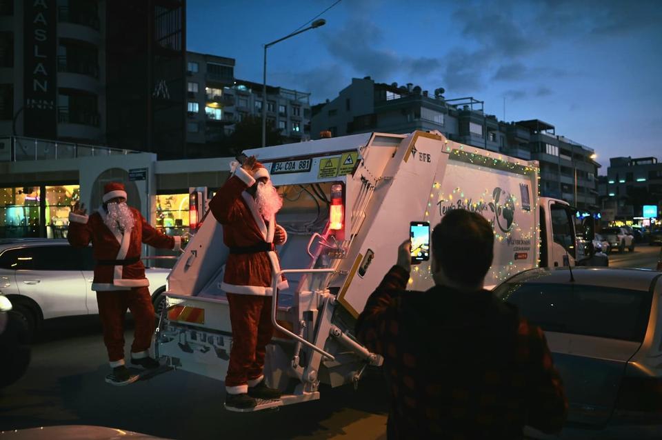 ÇÖP KAMYONLARINI IŞIKLARLA SÜSLEYEN KUŞADASI BELEDİYESİ, YENİ YILDA ÇEVRE TEMİZLİĞİNE DİKKAT ÇEKTİ