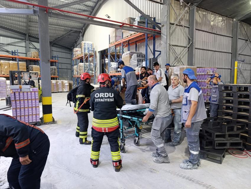 Palet makinesine sıkışan işçi ağır yaralandı