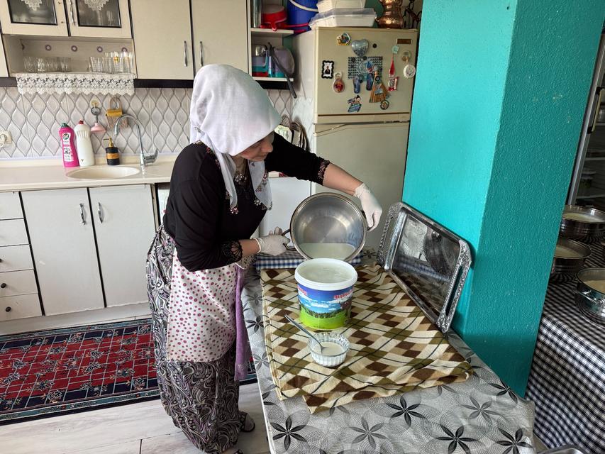 CUMHURBAŞKANI VE NATO LİDERLERİNİN TERCİHİ DOĞAL MANDA YOĞURDUNA YOĞUN İLGİ ŞİFA KAYNAĞI OLARAK BİLİNEN MANDA YOĞURDU, KANSER HASTALARI VE YAŞLILARDAN TALEP GÖRÜYOR ÜRETİCİ EMEL KALE: "NATO TOPLANTISINDA LİDERLER YOĞURDUMUZU TATMIŞLAR, BEĞENMİŞLER"