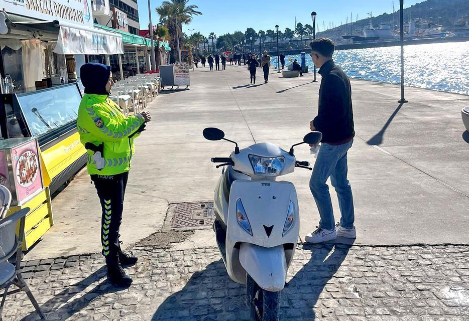 ÇEŞME'DE MOTOSİKLET DENETİMLERİNDE 23 SÜRÜCÜYE CEZA