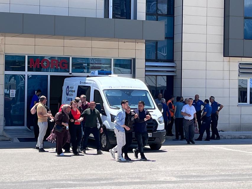 EVİNDE ÖLÜ OLARAK BULUNAN 7 AYLIK HAMİLE HEMŞİRE İÇİN GÖZYAŞLARI SEL OLDU GÖREV YAPTIĞI HASTANEDE DÜZENLENEN TÖRENLE SON YOLCULUĞUNA UĞURLANDI