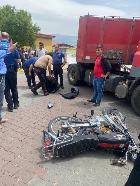 BOZDOĞAN'DA TIR İLE MOTOSİKLET ÇARPIŞTI: 1 YARALI