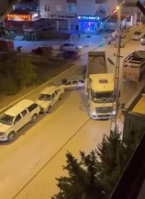 Park halindeki otomobile çarpıp kaçan tır sürücüsü kameraya yansıdı