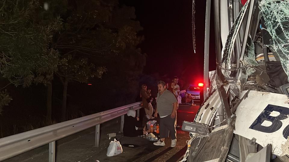 OTOBÜS TIRA ARKADAN ÇARPTI: 25 YARALI