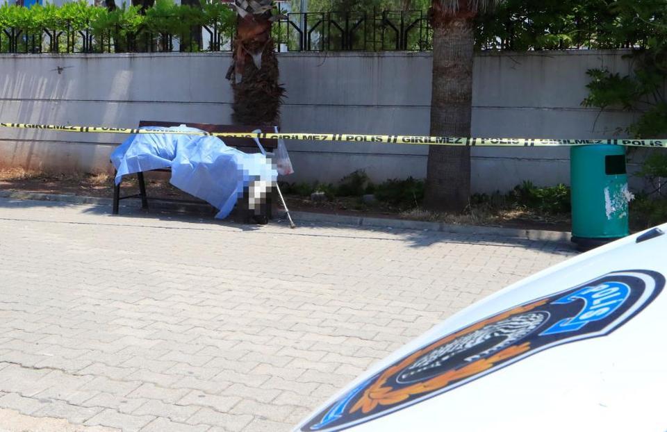 Adliye önündeki bankta ölü bulundu