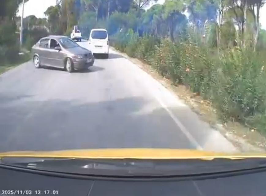 Otomobil, ticari taksiye çarptı