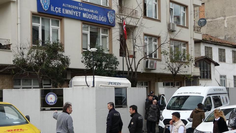 Karakolda feci olay: Polisin silahını alan kişi canına kıydı