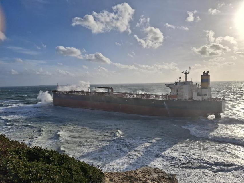 Boş ham petrol tankeri karaya oturdu