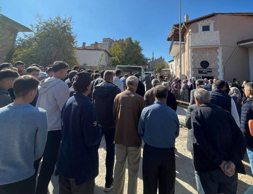 TERS ŞERİTTEN GELEN SÜRÜCÜNÜN SEBEP OLDUĞU KAZADA BİR KİŞİ DAHA HAYATINI KAYBETTİ TERS ŞERİTTEN GELEN ARACIN ÇARPTIĞI MOTOSİKLET KAZASINDA GENÇ KIZ TÜM MÜDAHALELERE RAĞMEN HAYATINI KAYBETTİ