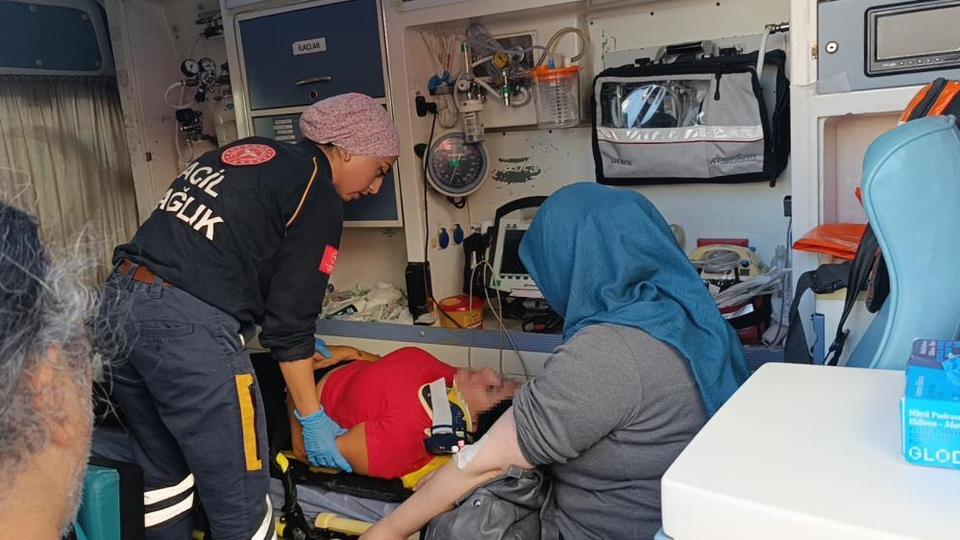 Virajı alamayan elektrikli bisiklet devrildi: 2 yaralı