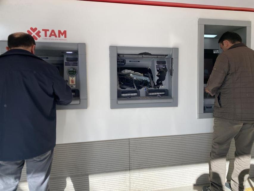Para çekemediği ATM'yi balyozla parçaladı