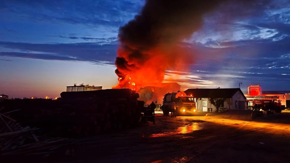 Kereste fabrikasında yangın