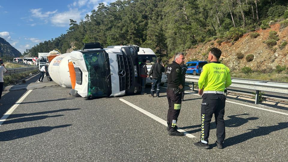 Marmaris'te beton mikseri devrildi, şoför burnu bile kanamadan kurtuldu