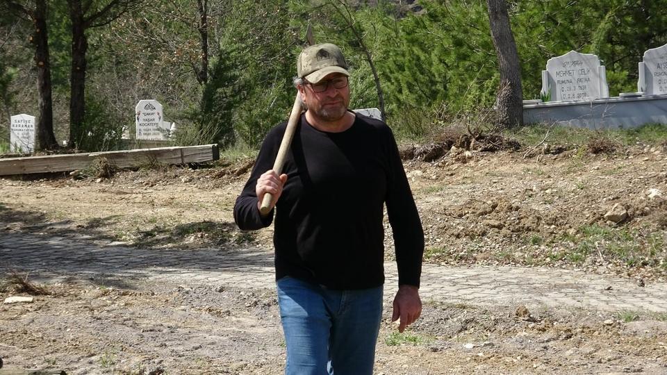 DOKUZ KEZ ÖLÜMDEN DÖNDÜ, MEZARINI KAZMAYA BAŞLADI "DOKUZ CANIMI TÜKETTİM" DİYEREK KENDİ MEZARINI KAZIYOR