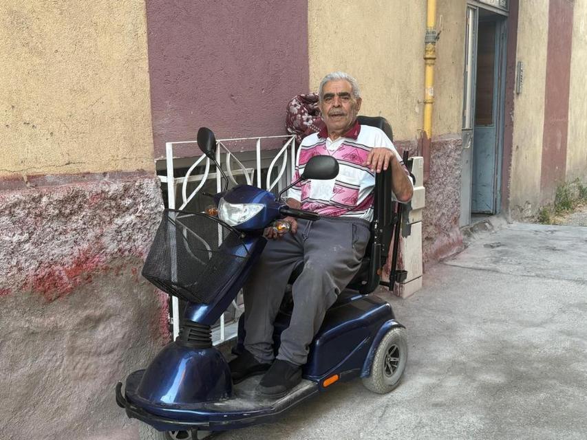 Oğlu akülü sandalyesini yaktı! Gelen destek hayata yeniden bağladı