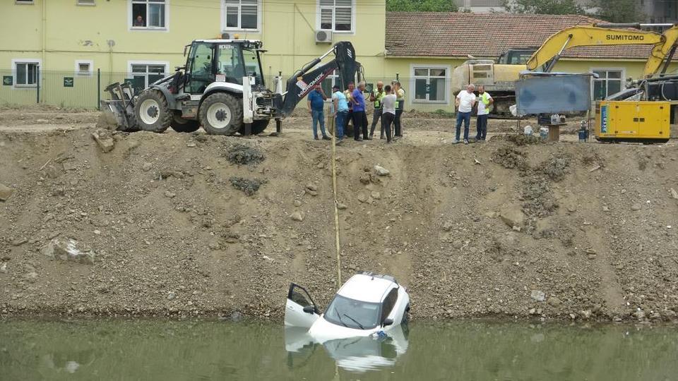 Araç ırmağa düştü, 3 kişi ölümden döndü