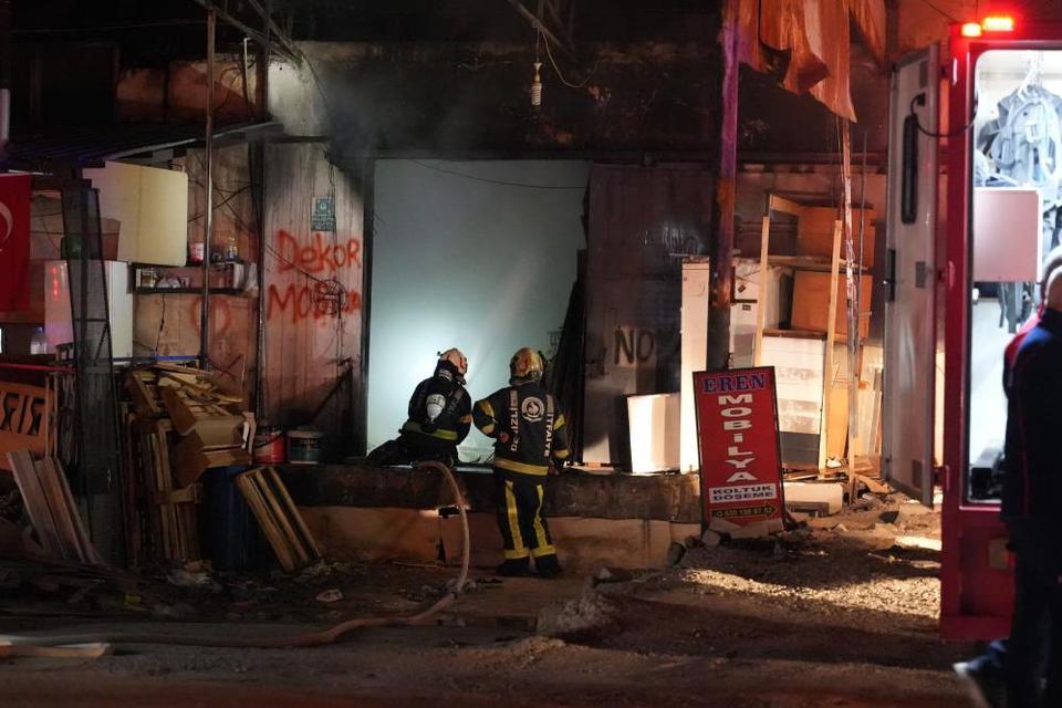 Fabrika yerleşkesinde çıkan yangında 6 işyeri zarar gördü