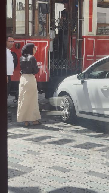 Fren yerine gaza basan sürücü tramvaya çarptı
