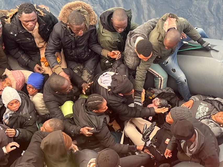 OKYANUSUN ORTASINDAKİ GÖÇMEN BOTUNDA DOĞUM