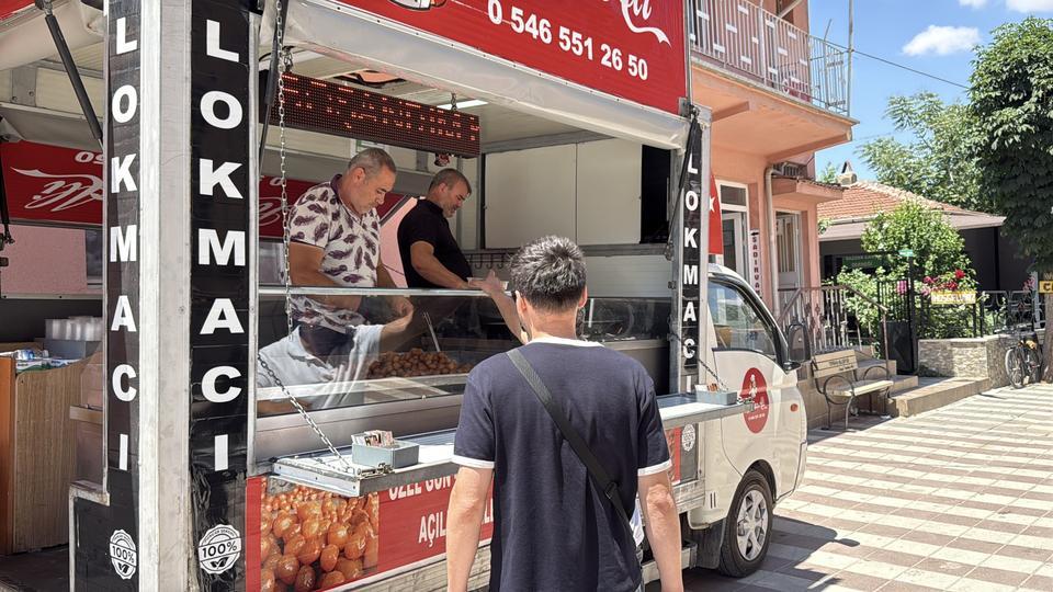 Boşanmasını lokma dağıtarak kutladı