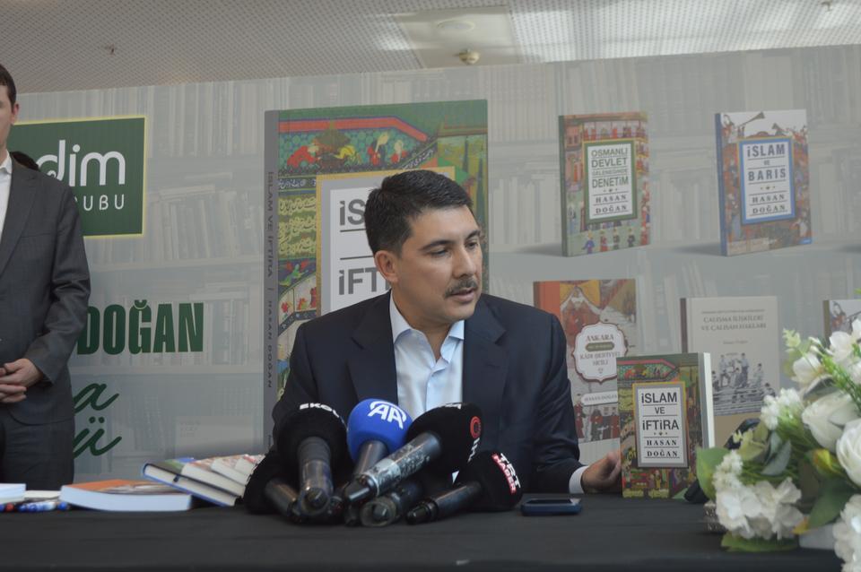 Prof. Dr. Hasan Doğan, Ankara Kitap Fuarı'nda okurlarıyla buluştu