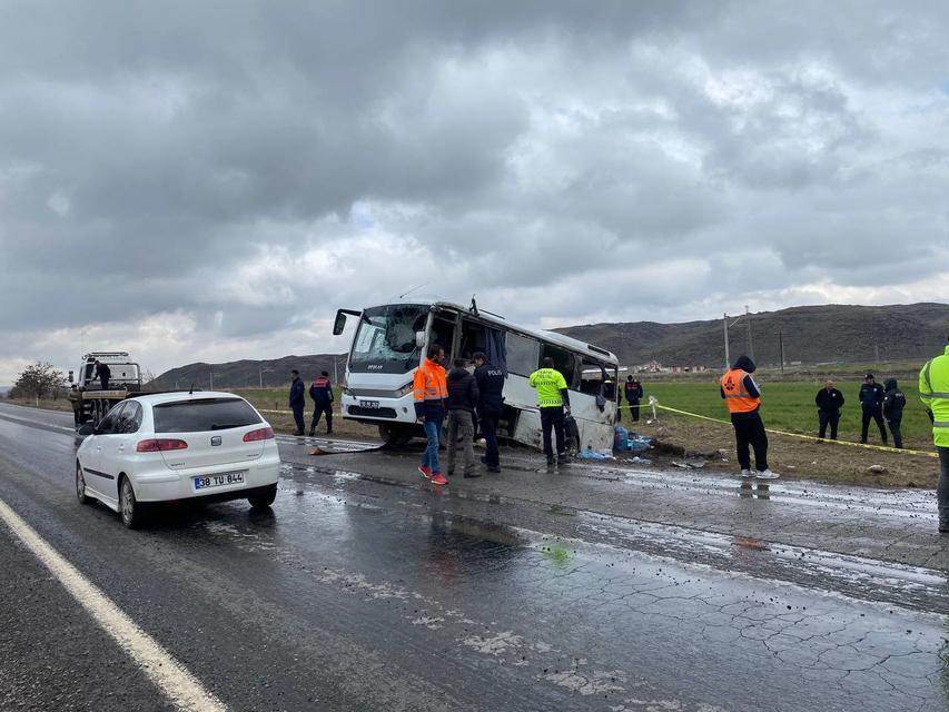 CEZAEVİ NAKİL ARACI DEVRİLDİ: 1'İ AĞIR 11 YARALI