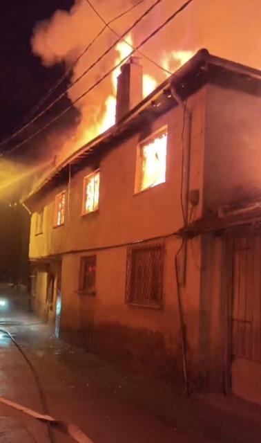 2 katlı evde korkunç yangın! 30 yaşındaki genç hayatını kaybetti