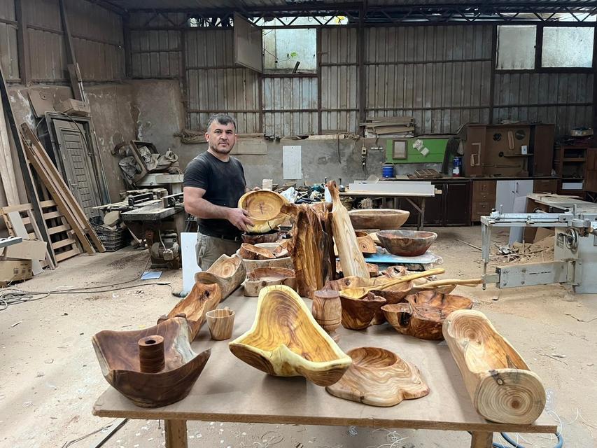 ÇÜRÜMÜŞ ZEYTİN AĞAÇLARINI SANAT ESERİNE DÖNÜŞTÜRÜYOR YAYLALARDAN TOPLAYIP ATÖLYESİNDE TEK TEK İŞLİYOR