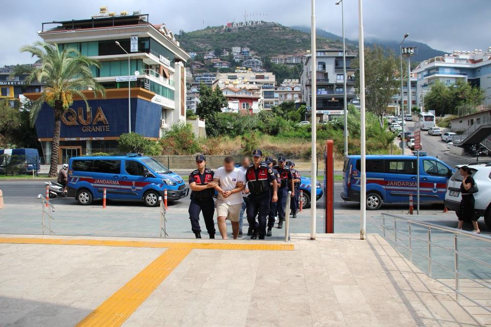 Emlak ofisini kurşunlayan 2 şüpheli tutuklandı