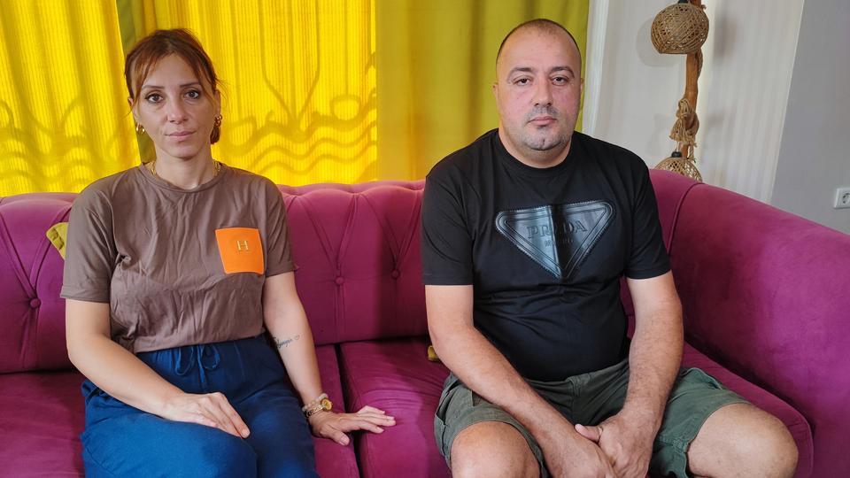 GEMİ FACİASINDA KURTULAN 5 KİŞİLİK AİLE DEHŞET ANLARINI ANLATTI AİLENİN 11 YAŞINDAKİ KIZININ ADANA'YA GELDİKTEN SONRA GÖTÜRÜLDÜĞÜ HASTANEDE 4 KABURGASININ KIRIK OLDUĞU BELİRLENEREK HASTANEYE YATIRILDI