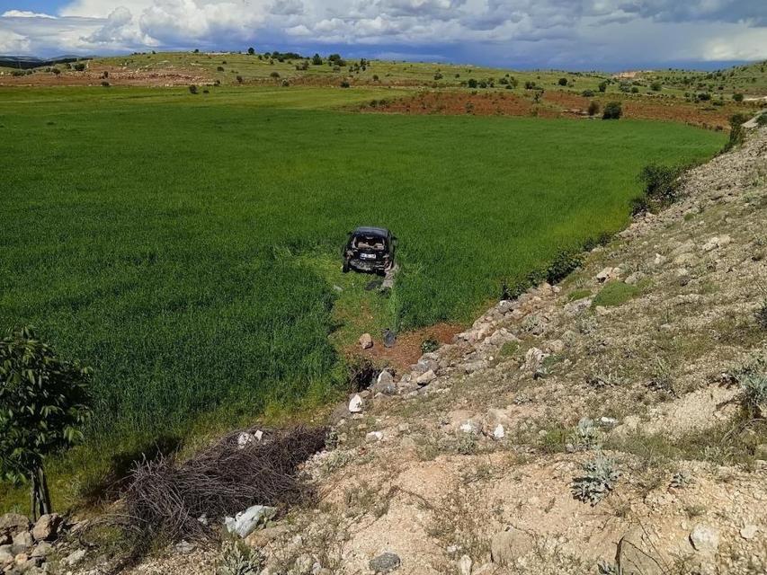 İki otomobil çarpıştı: Araç şarampole yuvarlandı, 4 yaralı