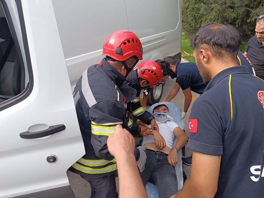 Araçta fenalaşan vatandaş kurtarıldı