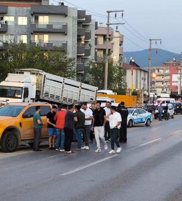 MİLAS'TA İKİ GRUP BİRBİRİNE GİRDİ, ORTALIK SAVAŞ ALANINA DÖNDÜ BAYRAM GÜNÜ MİLAS'I SAVAŞ ALANINA ÇEVİRDİLER
