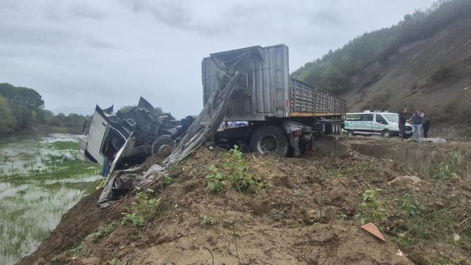 Tır yoldan çıktı: 1 ölü, 2 yaralı