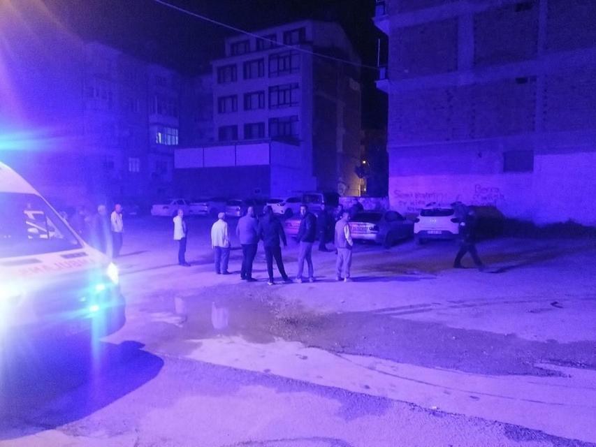 Araç içerisinde yanıcı madde alev aldı: 3 yaralı