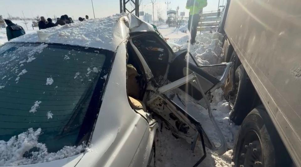 Trafik kazasında 1'i ağır 2 kişi yaralandı