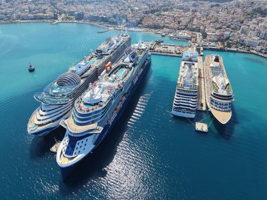 Kuşadası'na 4 gemi ile 10 bin 800 turist geldi
