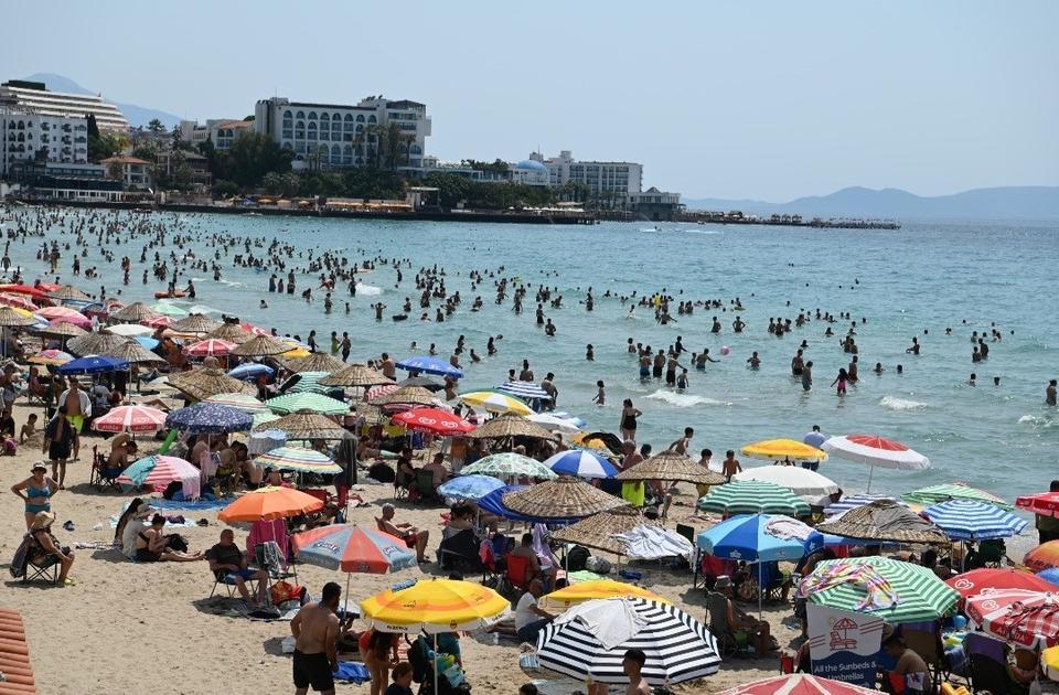 Kuşadası’nda plajlar taştı