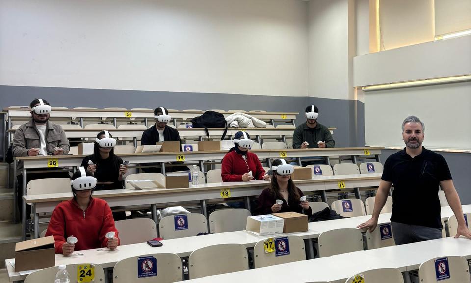 ADÜ’de bir ilk: Öğretmen adayları artık sanal gerçeklikle öğreniyor