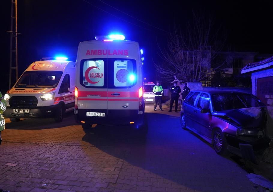 Otomobil bahçe duvarına çarptı: 3 yaralı