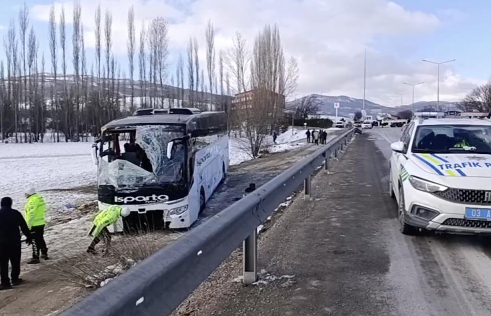 Yolcu otobüsü devrildi: Ölü ve yaralılar var!