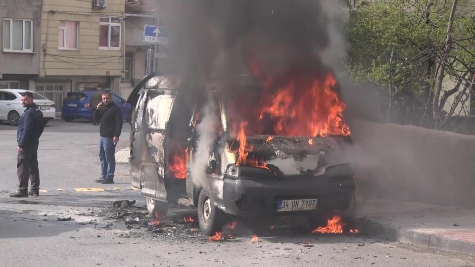 Park halindeki minibüs alev alev yandı