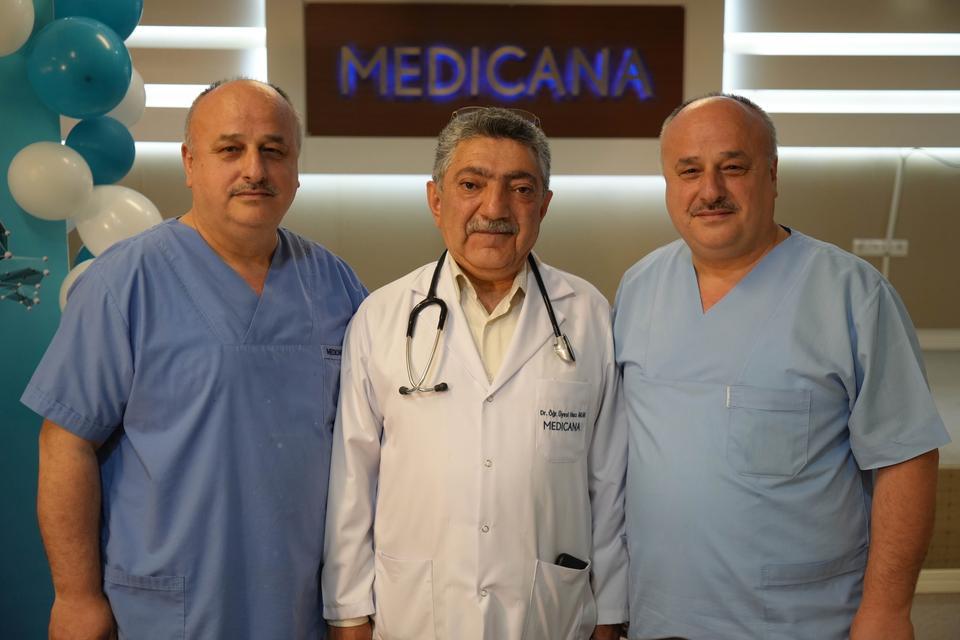 AYNI HASTANEDE ÇALIŞAN İKİZLERİ GÖRENLER 'GÖZLERİNİ OVALIYOR' 54 YAŞINDAKİ TEK YUMURTA İKİZLERİNİ PERSONEL, HASTA VE HASTA YAKINLARI AYIRT EDEMİYOR