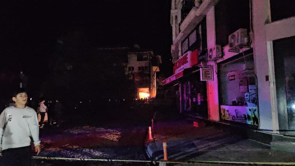 6.1’lik depremde üç bina yıkıldığı öğrenildi
