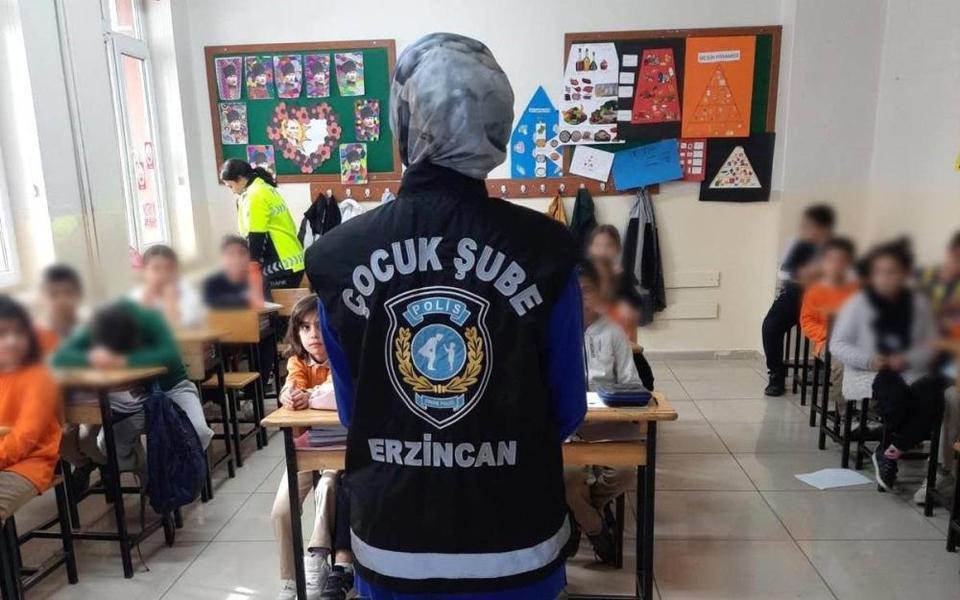 Çocuk polisi öğrencileri bilgilendirdi