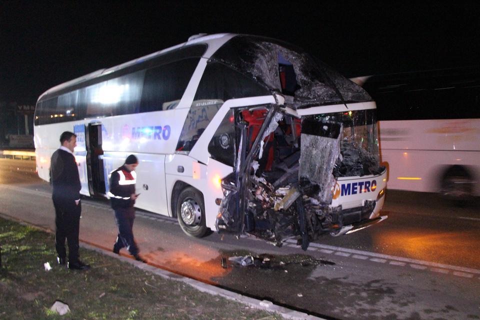 Yolcu otobüsü ile tırın çarpıştığı kazada çok sayıda yaralı