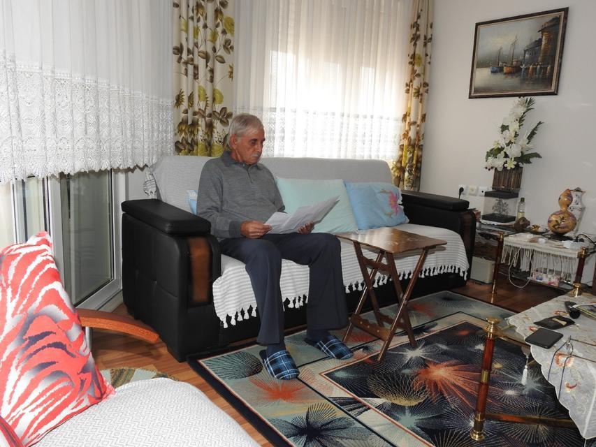AZİZ NESİN'İN ROMANI MANİSA'DA GERÇEK OLDU NÜFUSA GÖRE HAYATTA TAPU KAYITLARINA GÖRE ÖLÜ "ŞAKA GİBİ BİR OLAY YAŞIYORUM" DİYEN MANİSALI 74 YAŞINDAKİ RIFAT ÖZTEN AİLEDEN KALAN ARAZİLERİ KARDEŞLERİNE PAYLAŞTIRMAK İÇİN GİTTİĞİ KULA TAPU MÜDÜRLÜĞÜNDE ÖLÜ OLDUĞUNU ÖĞRENDİ TAPU DAİRESİNİN KAYITLARINA GÖRE ÖLÜ OLDUĞUNU ÖĞRENEN RIFAT ÖZTEN YAŞADIĞINI KANITLAMAK İÇİN ADLİ İŞLEM BAŞLATTI