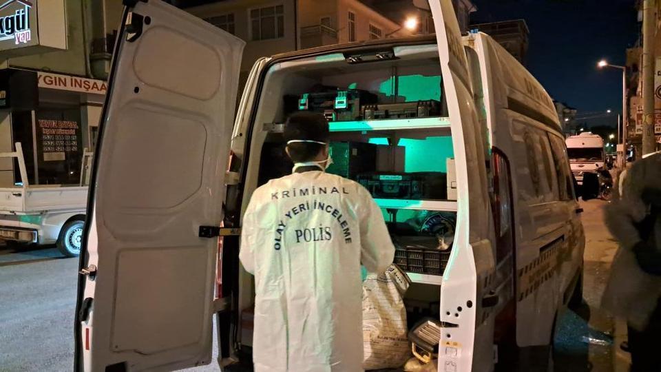 Emekli öğretmen evinde ölü bulundu
