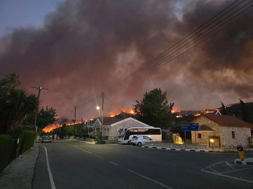 Orman yangınlarında birçok köy tahliye edildi