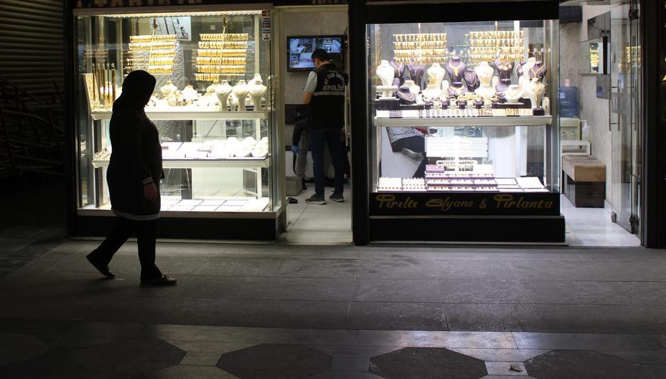 SARRAFIN KAFASINA TAŞLA VURARAK KUYUMCUYU SOYMAYA ÇALIŞAN YAŞLI KADIN GÖZALTINA ALINDI